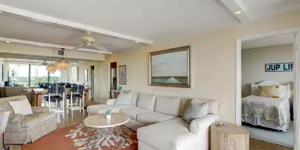 Image 3: spacious living area