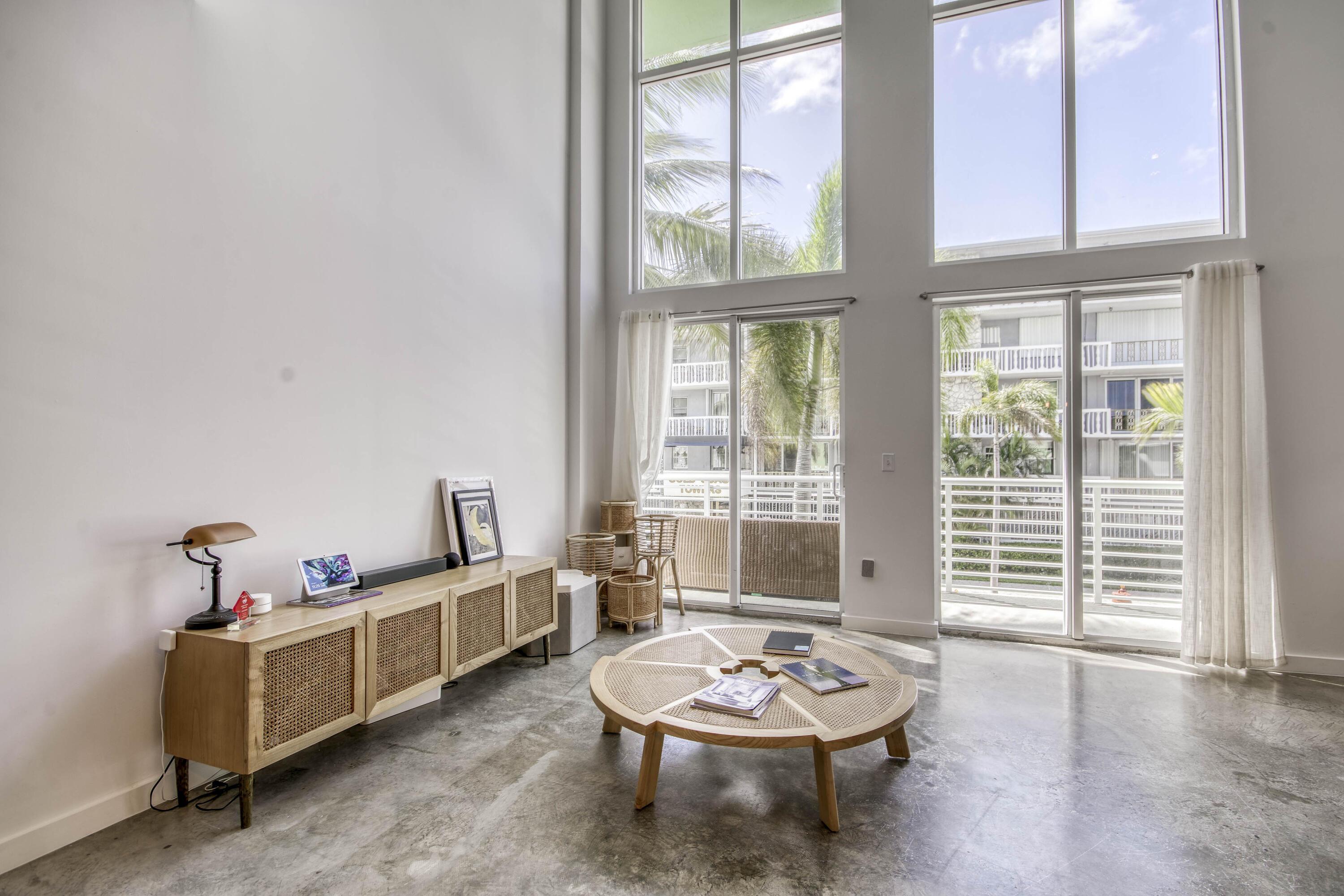 Image 4: Living Room