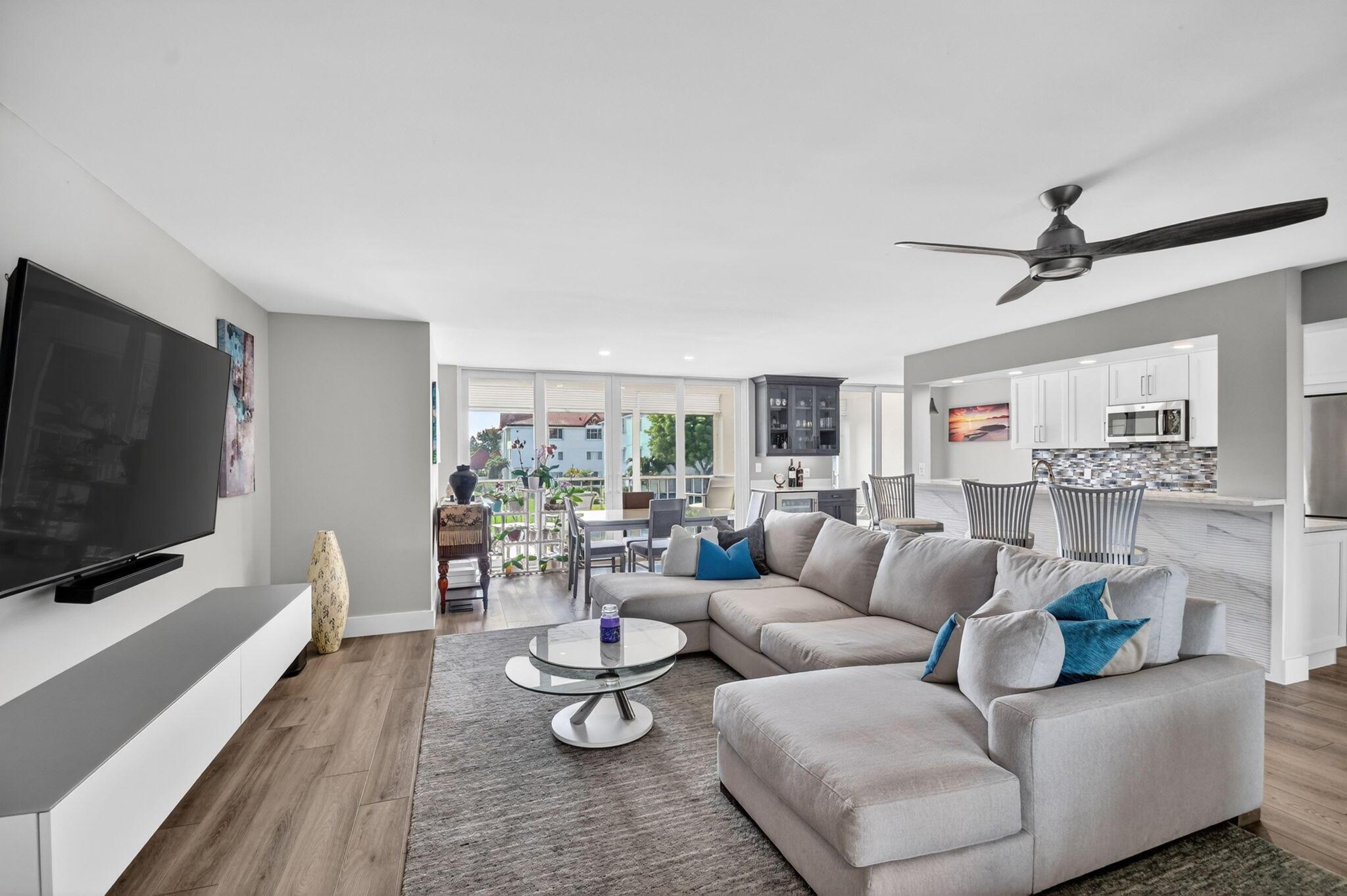 Image 4: 104 Half Moon Circle D2