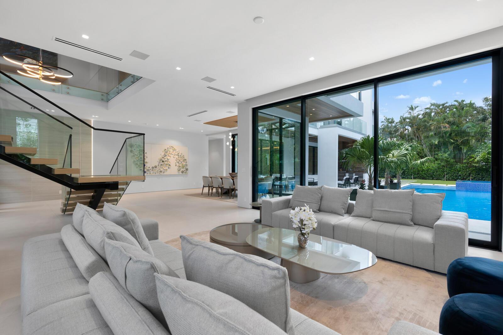 Image 4: Living Room