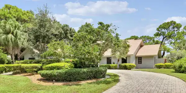 Image 4: Driveway/Front Entrance
