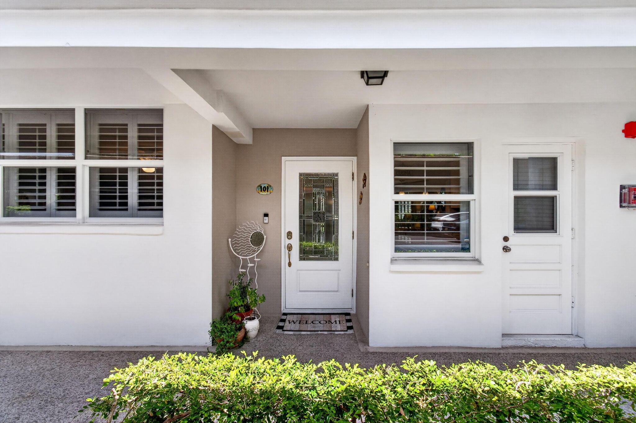 Image 4: Your own private oasis, corner end unit close to p