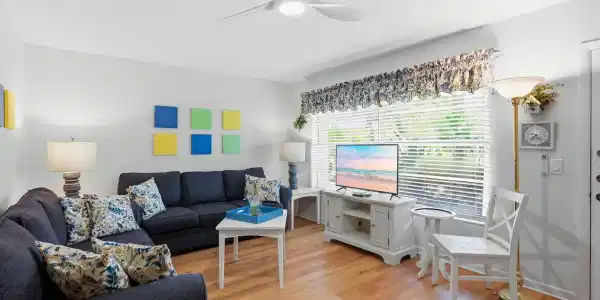 Image 2: Light and Bright living room