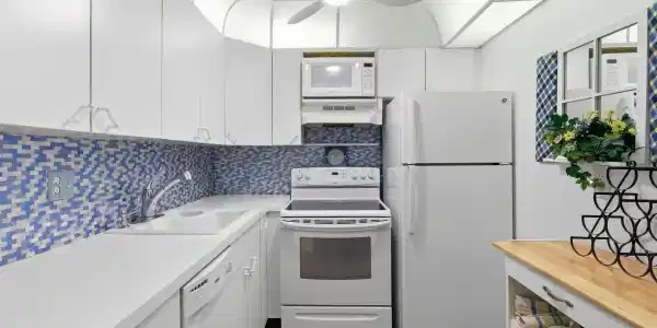 Image 3: Kitchen a great working space
