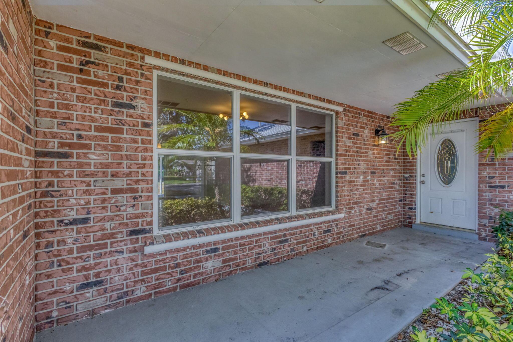 Image 4: Front Entrance