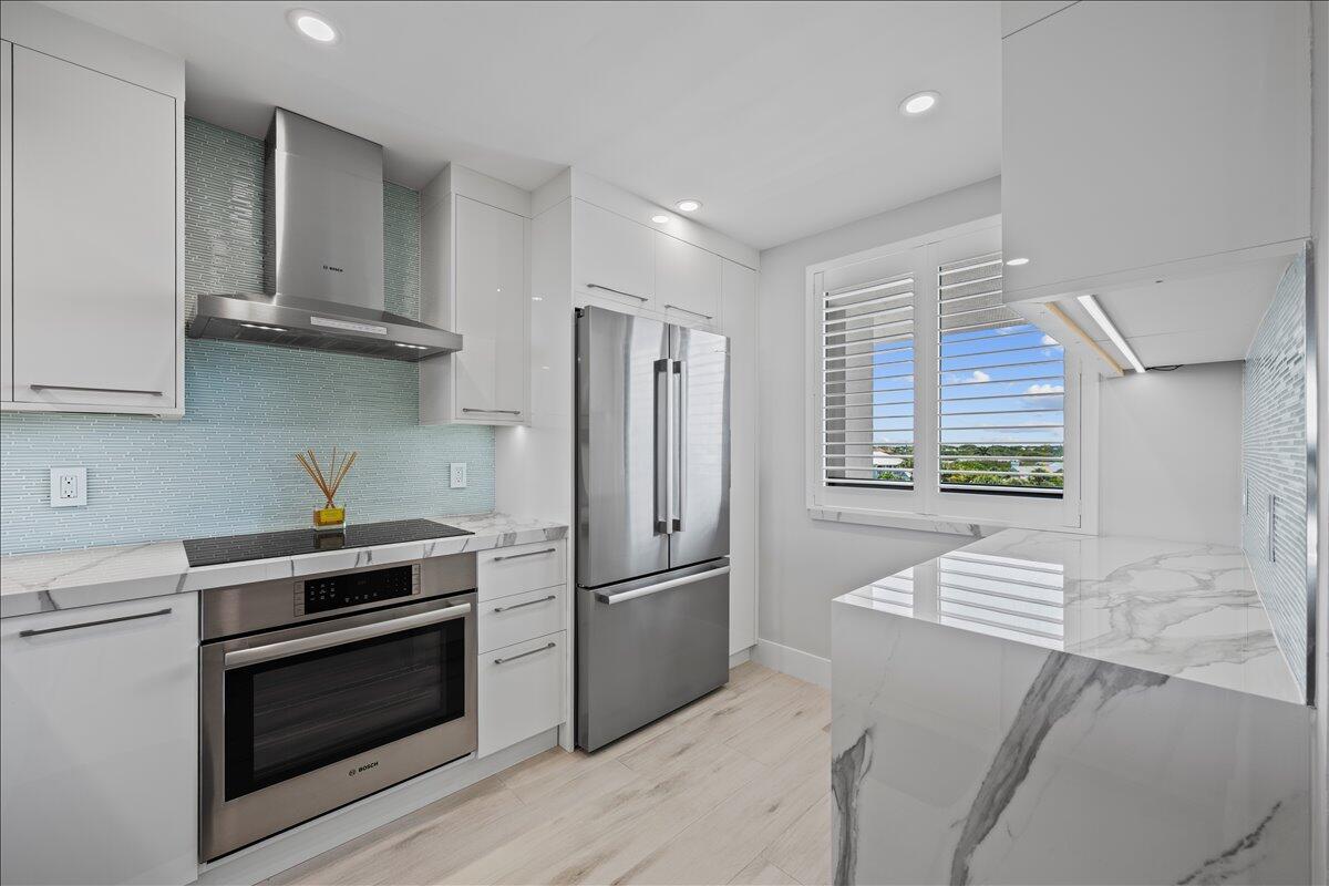 Image 3: Stunning Modernized Kitchen
