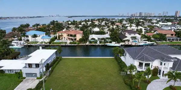 Image 2: 1050 Lot 1