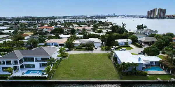 Image 3: 1050 Lot 3