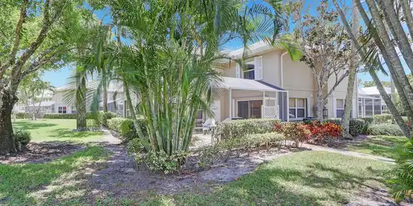 2864 SW Lakemont Place