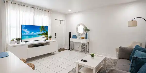 Image 4: White tile flooring, recessed ceiling lighting, li
