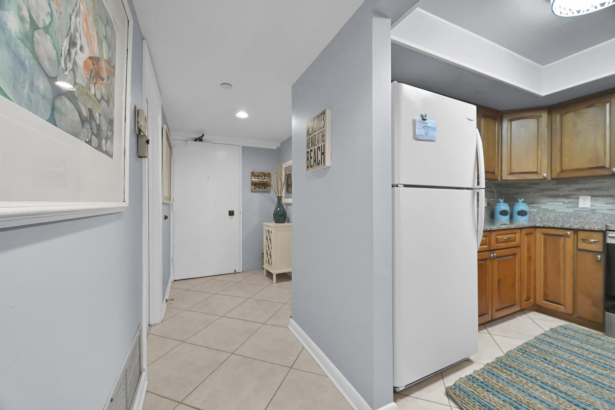 Image 4: Entryway
