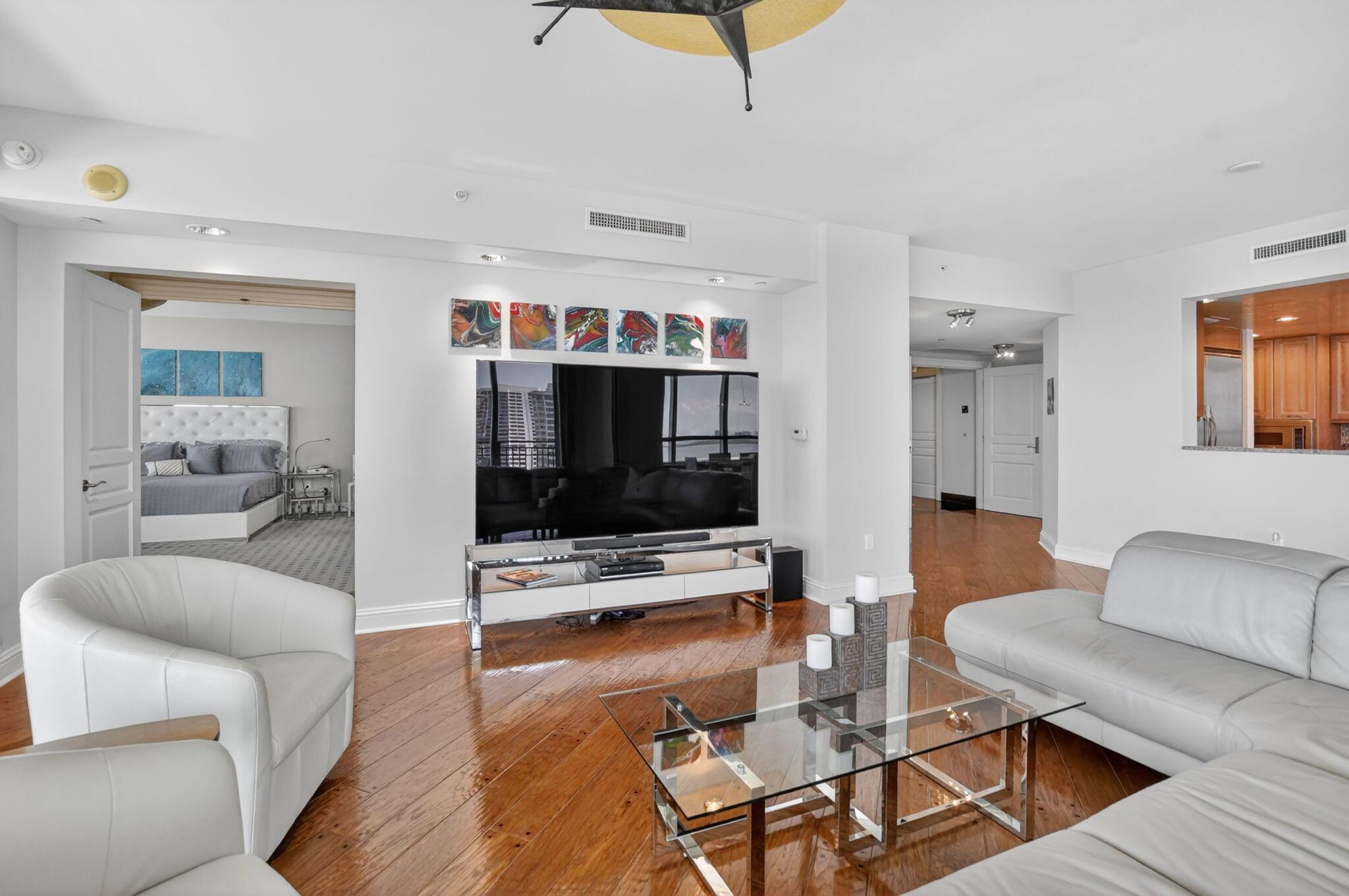 Image 4: Over 3100 sq ft of living space