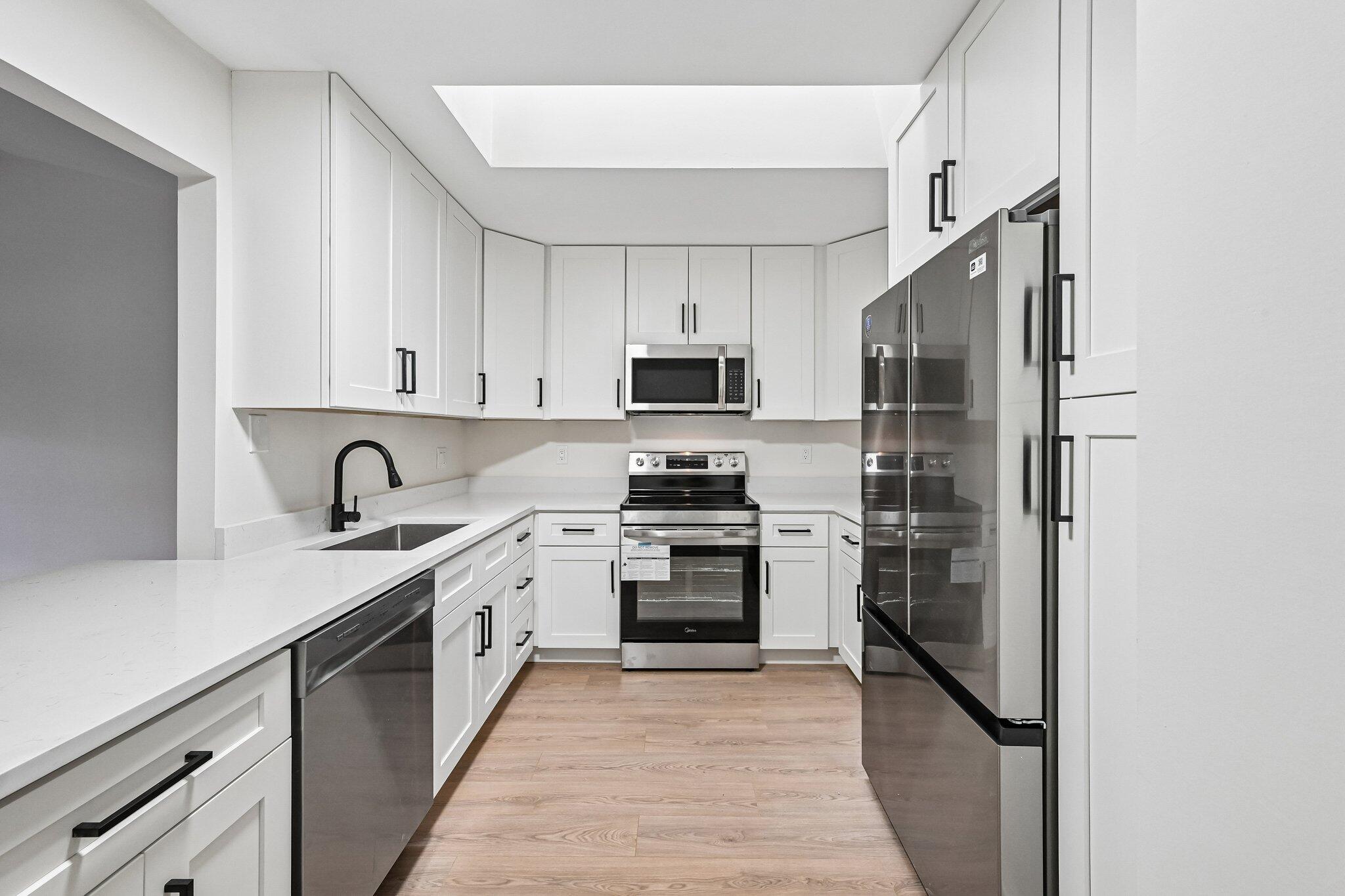 Image 1: 10-web-or-mls-SE Hobe Ridge Ave-S2905-01