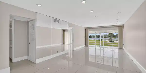 Image 4: Living Room