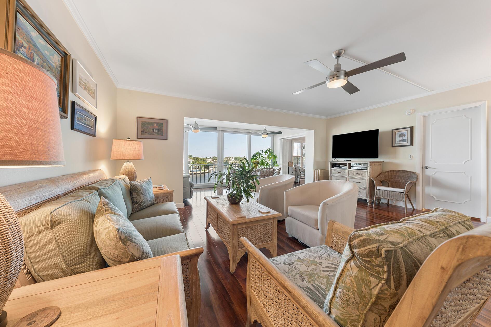 Image 3: Living Room - 1
