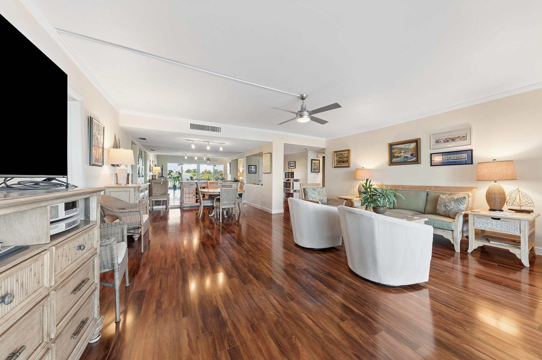 Image 4: Living Room - 3