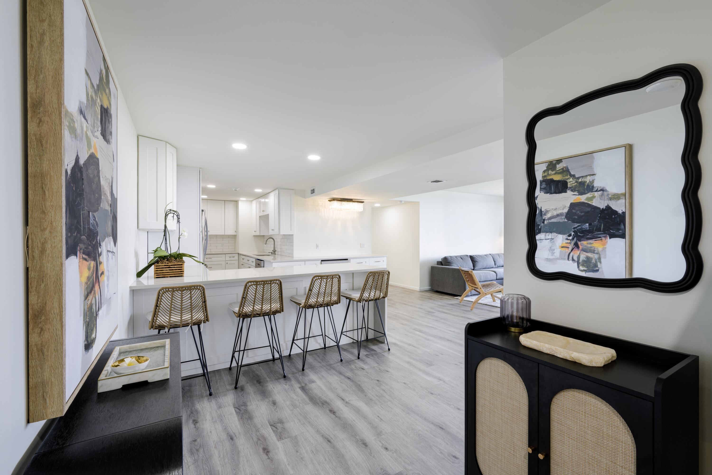 Image 4: Kitchen / Foyer