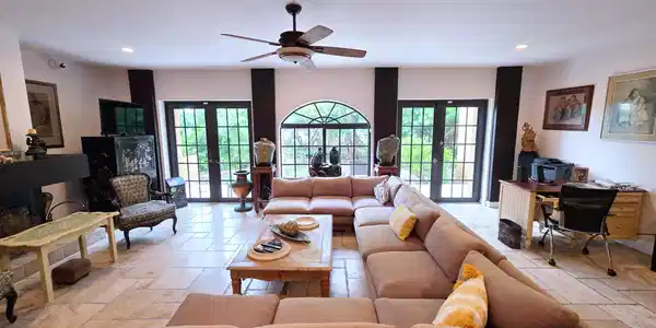 Image 4: LIVING ROOM
