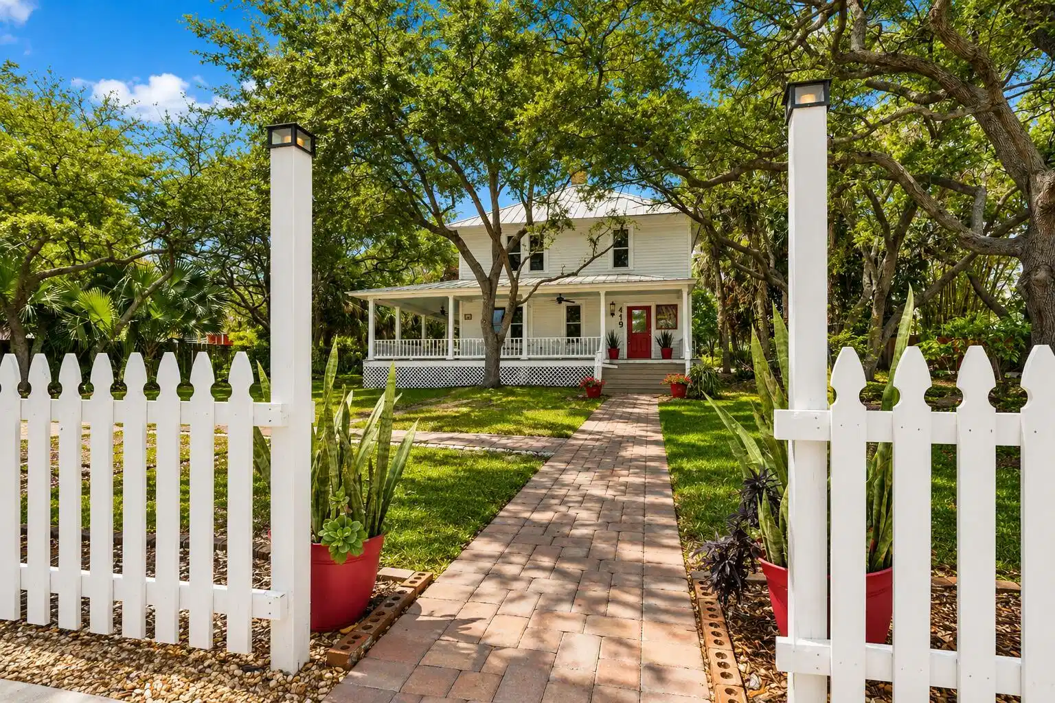 Image 1: Welcoming Front Entry