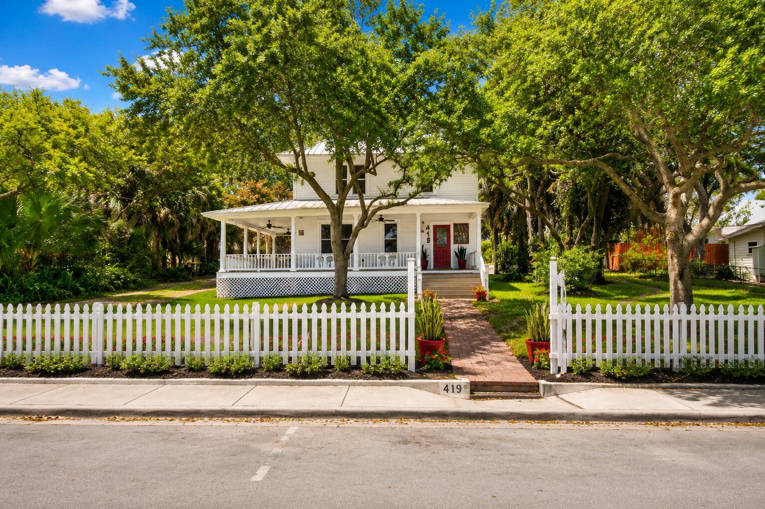 Image 4: Beautiful Downtown Location