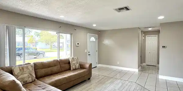 Image 3: 3