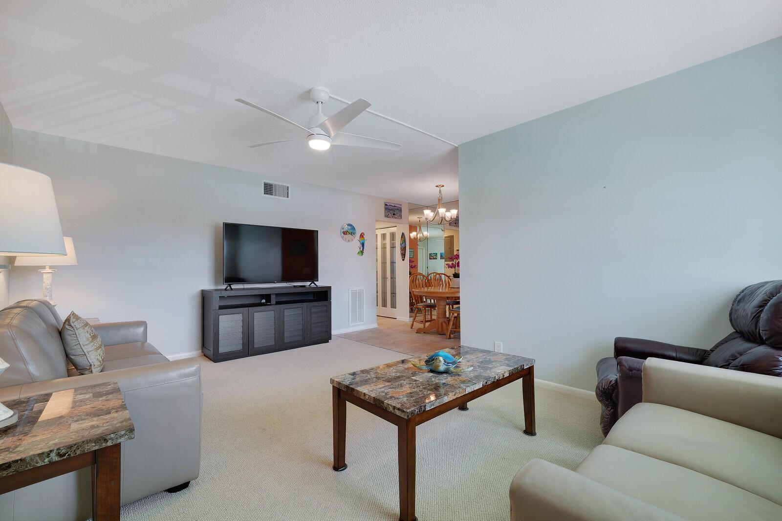 Image 4: Living Room