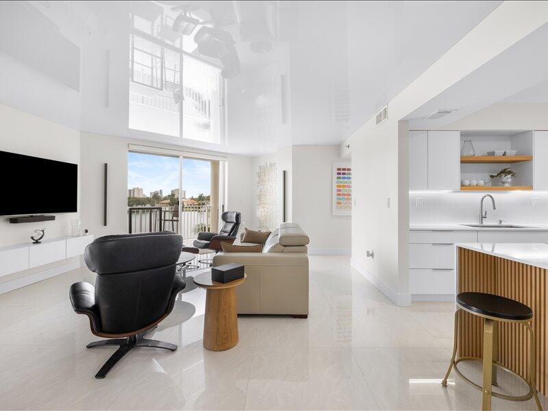 Image 1: Living area