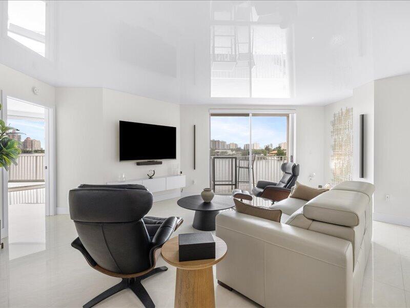 Image 2: Living area