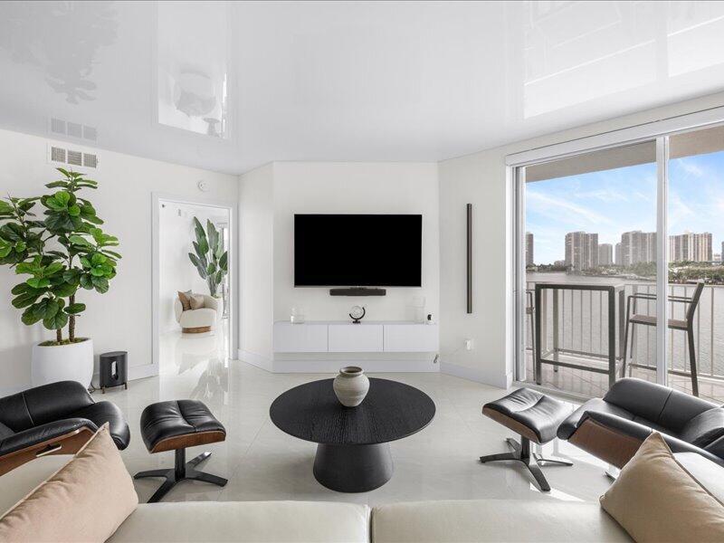 Image 3: Living area