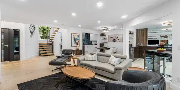 Image 3: Living Room