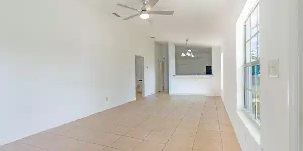 Image 4: Living Area