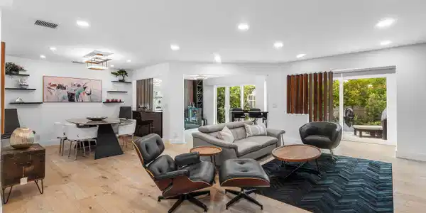 Image 4: Living Room