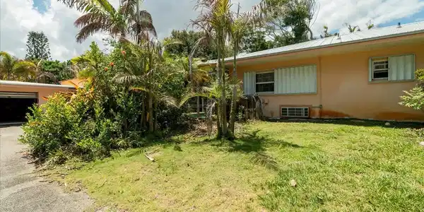 Image 4: Side of house