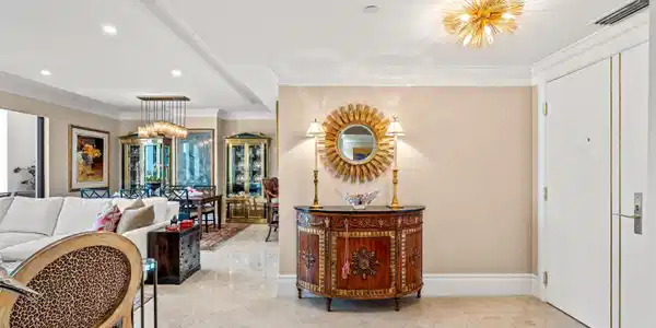Image 3: FOYER