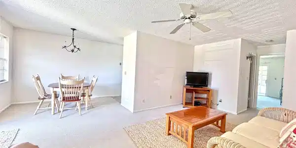 102 Royal Oak Dr