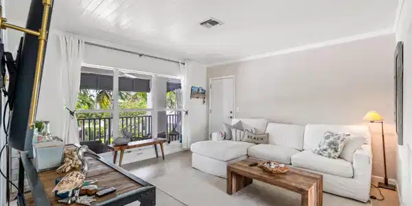 Image 2: FAMILY_ROOM_LOOKING_OUT_DT