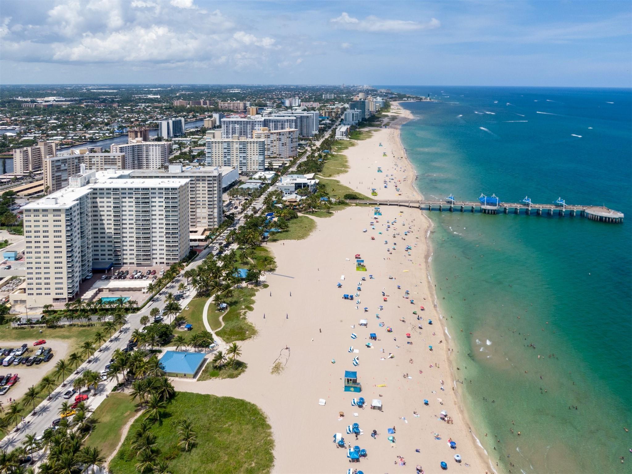 Image 2: Direct beach access, with restaurant shoppings, bo
