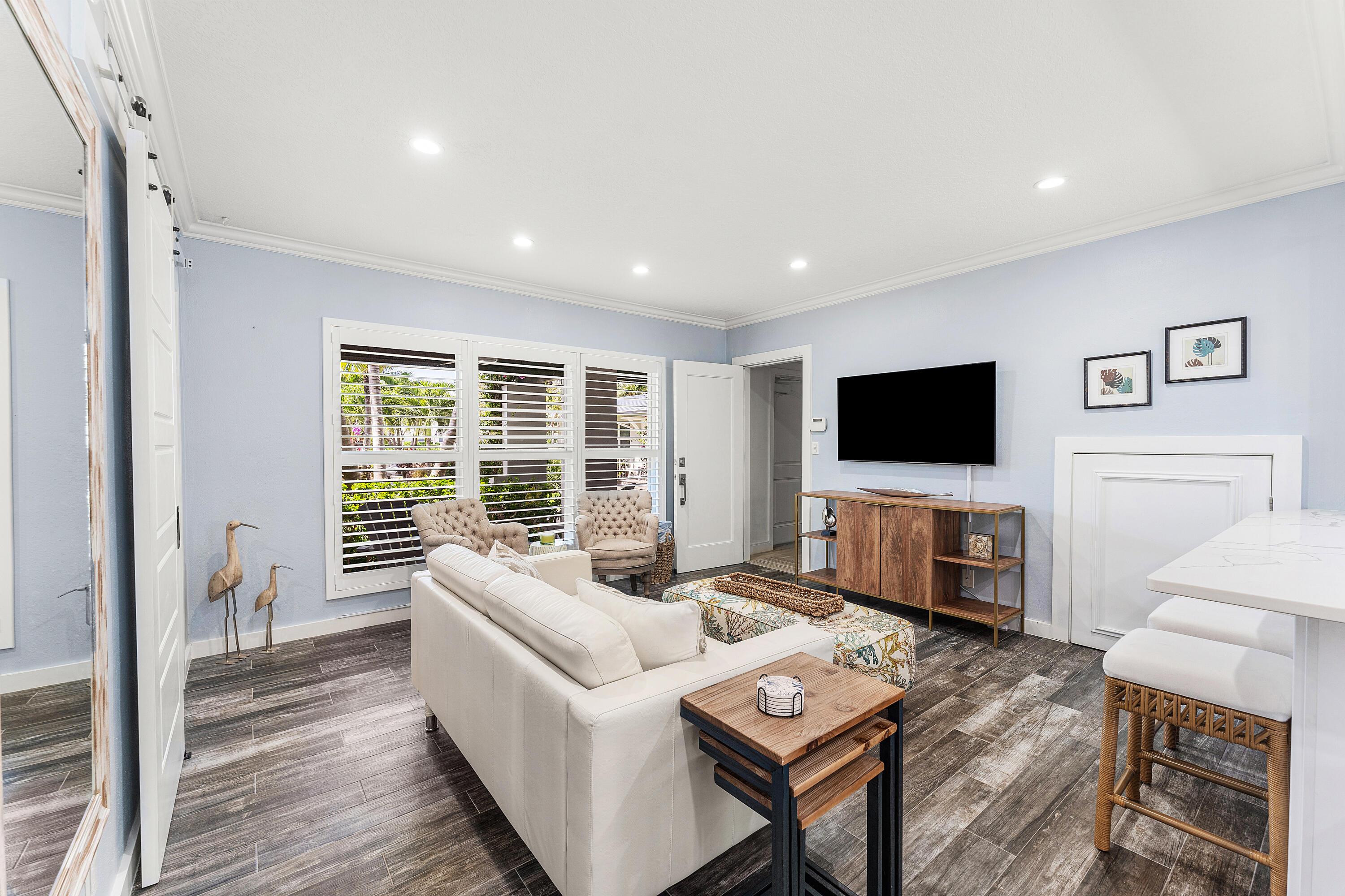 Image 4: Living Room