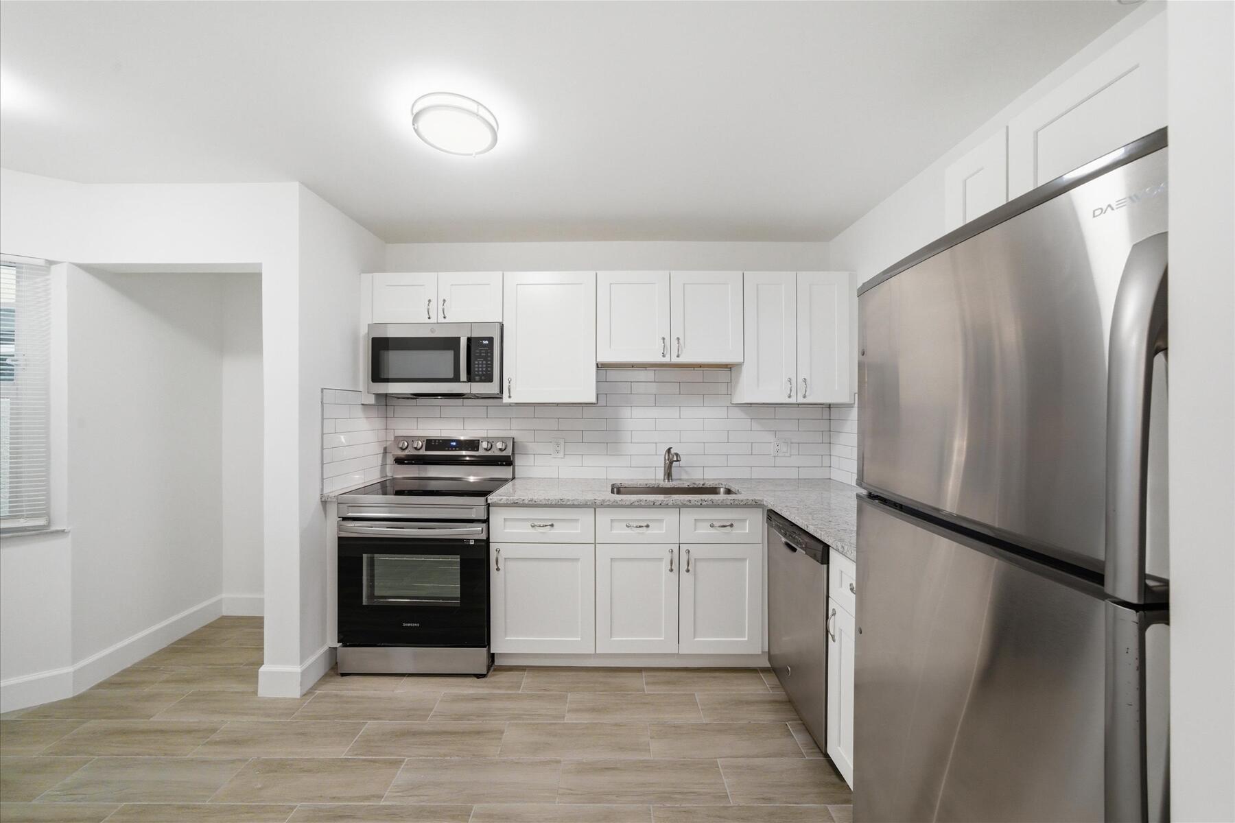 Image 3: 04-Kitchen