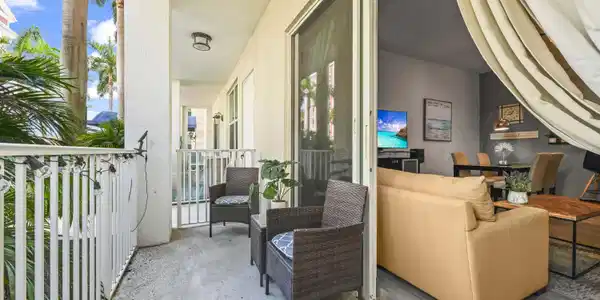 Image 4: 23 Balcony 02