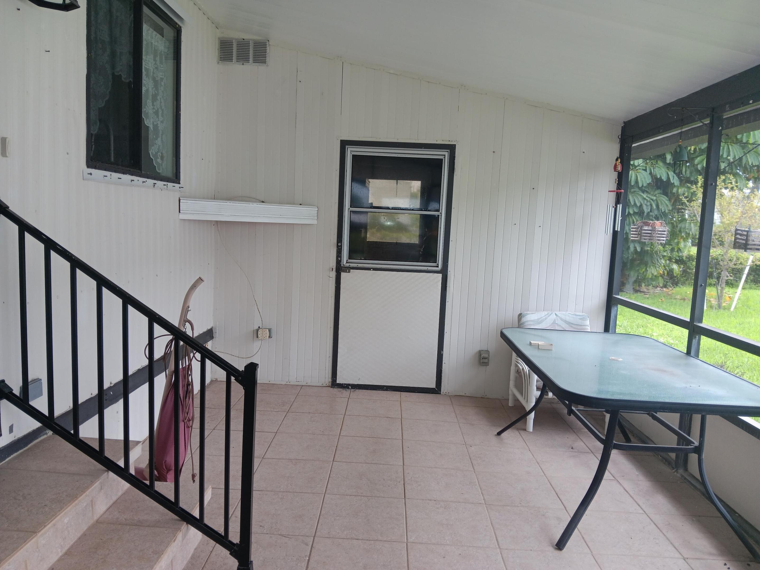Image 3: Screen porch