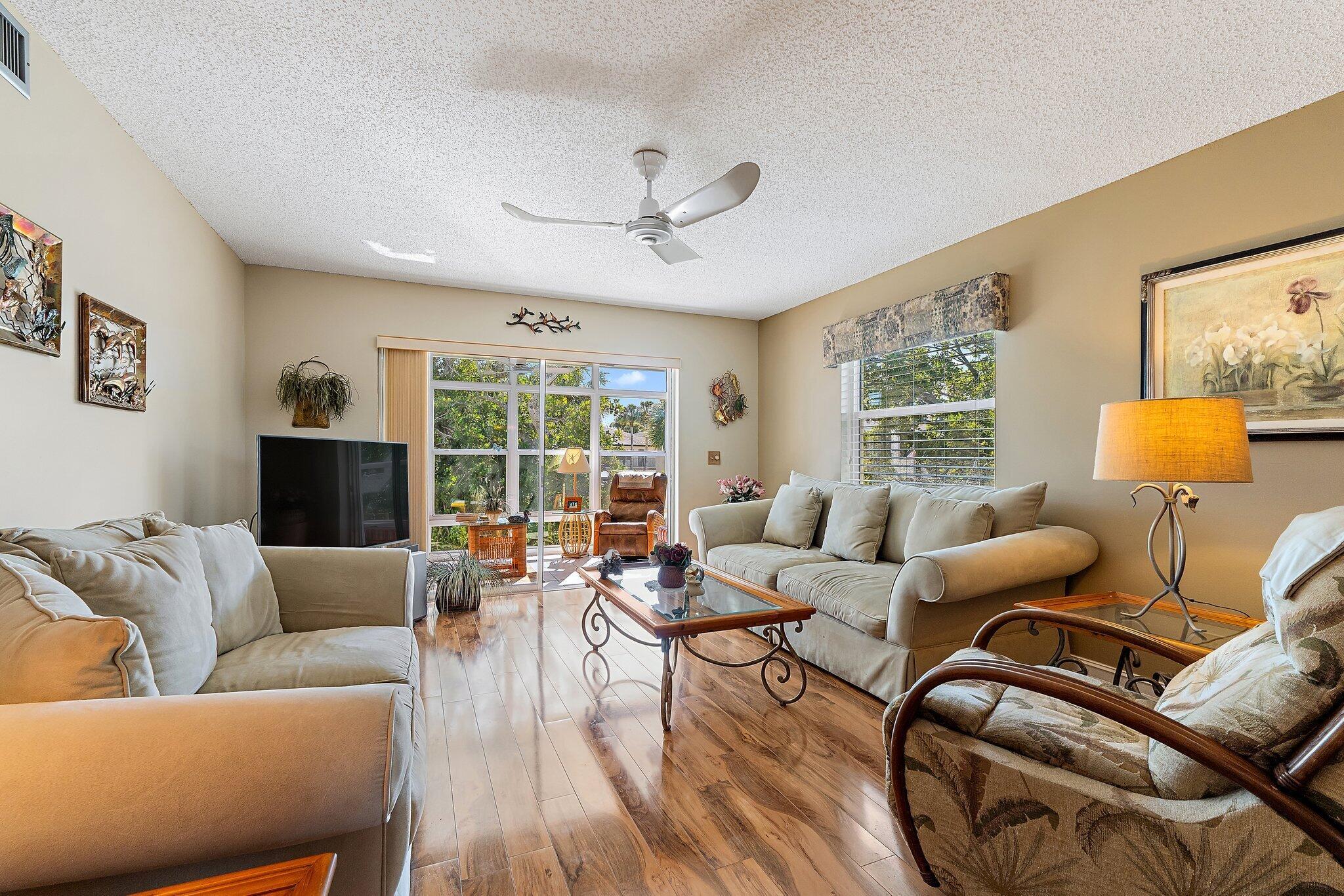Image 3: Living Room