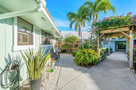1127 E Seminole Avenue