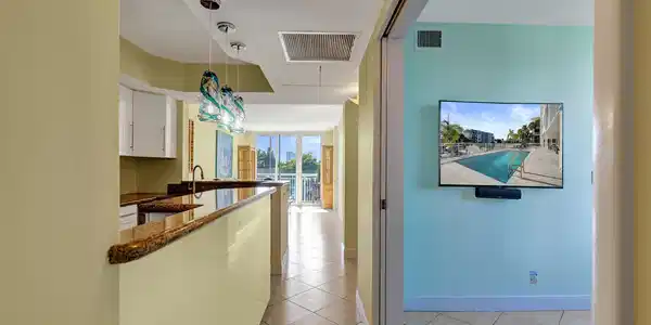 Image 4: entrance to condo