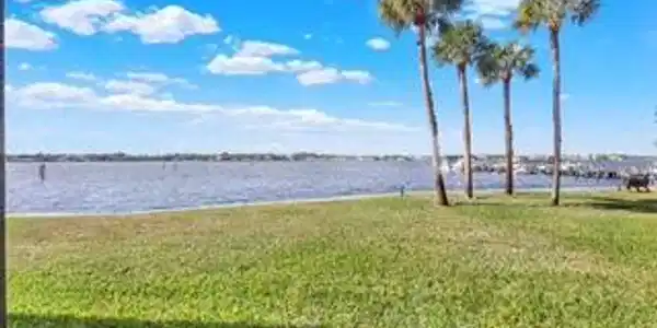 Image 3: 8-106_Circle_Bay-21