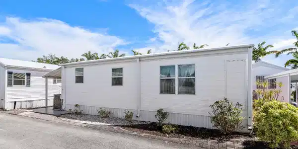 Image 2: 002-13HibiscusDrive-H-BrinyBreezes-FL-33