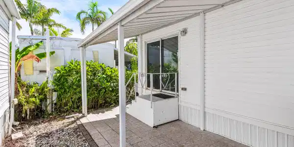 Image 3: 003-13HibiscusDrive-H-BrinyBreezes-FL-33