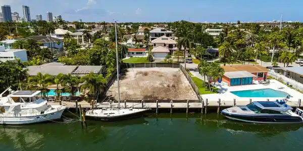 Image 4: 70 feet on the water in Lauderdale Harbours.