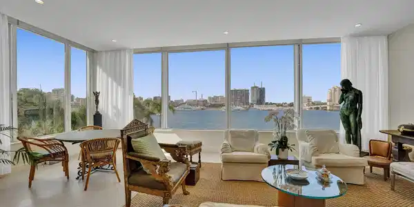 Image 4: Living room