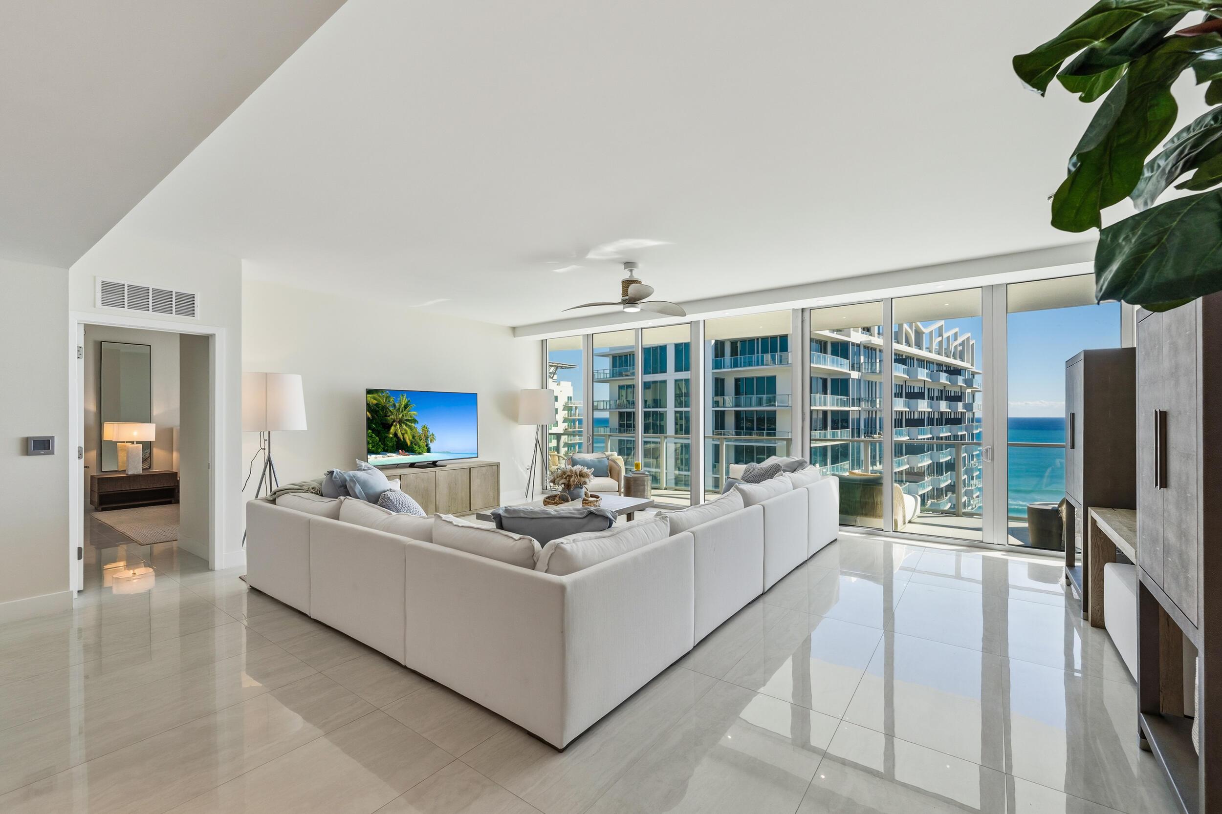 Image 4: Living Room